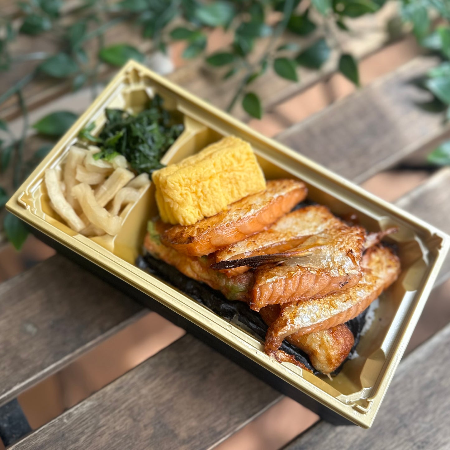 鮭ハラスの塩糀漬焼重