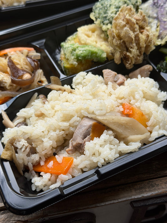 日替わり幕内弁当 信玄鶏の炊き込みごはんと野菜天