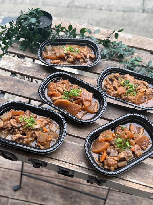 和牛すじ肉の赤ワイン赤味噌煮込み
