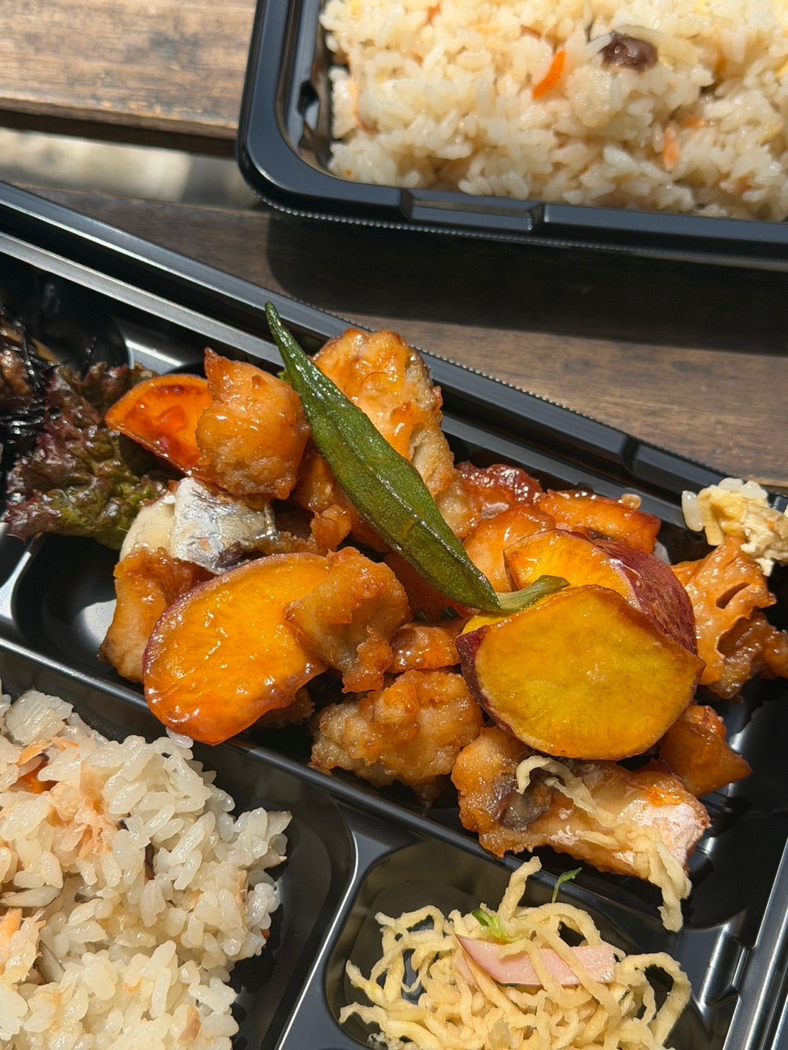 日替わり幕内弁当 自家製塩鮭の炊き込みごはんとサバの甘酢炒め