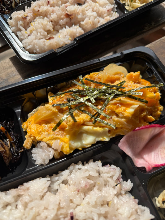 【早い者勝ち】日替わり幕の内 雑穀入りごはんとチキンカツ煮