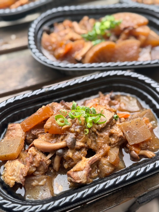 和牛すじ肉の赤ワイン赤味噌煮込み