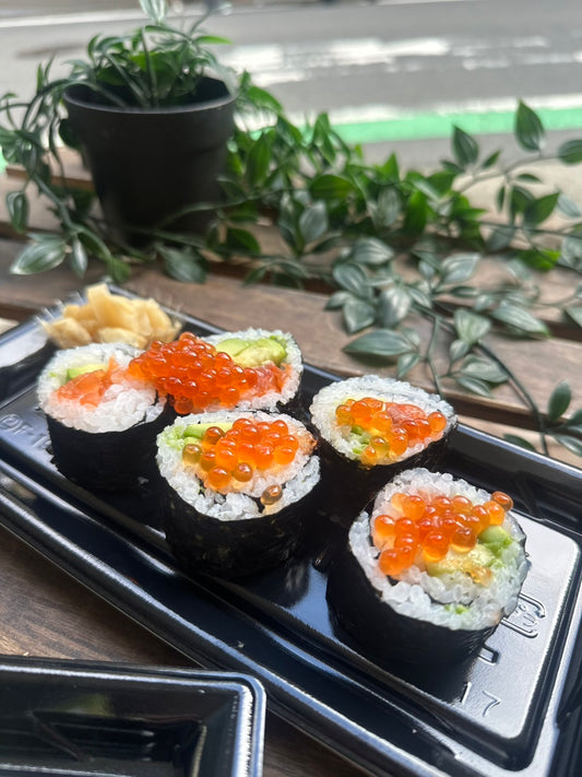 サーモンアボカドロール　いくらのせ