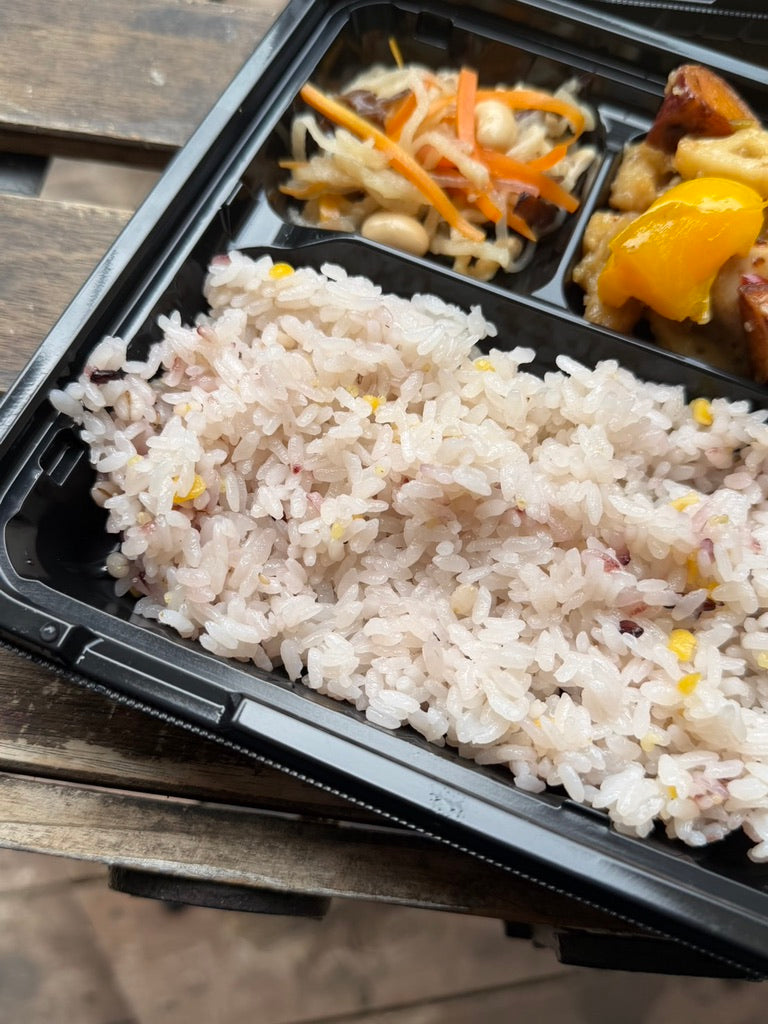 日替わり幕内弁当　雑穀入りご飯と信玄鶏の甘酢炒め
