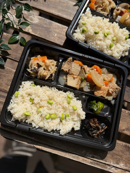 【早い者勝ち】日替わり幕の内　釜揚げしらすの炊き込みごはん　和牛すじ肉のスタミナ味噌煮込み