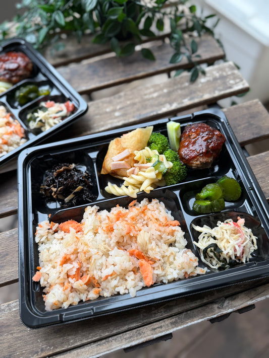 【早い者勝ち】日替わり幕内弁当　甘塩鮭の炊き込みごはんとミニハンバーグ&春巻