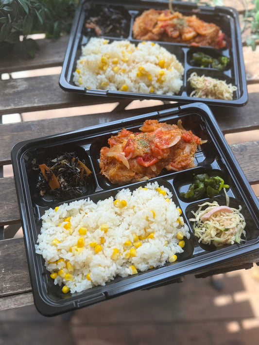 日替わり幕内弁当　とうもろこしご飯とチキンカツトマトソース