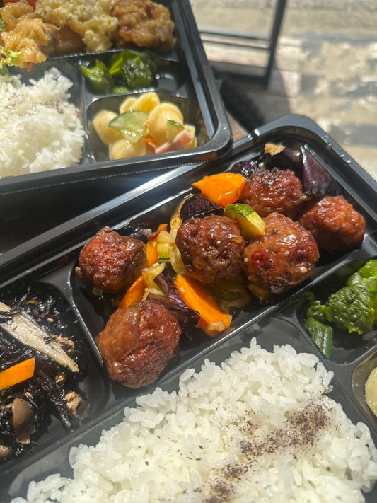 日替わり幕内弁当　肉団子と夏野菜の甘酢炒め