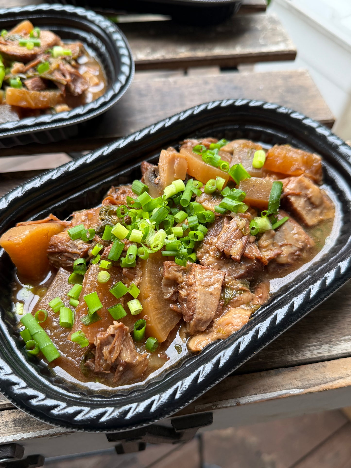 和牛すじ肉の赤ワイン赤味噌煮込み
