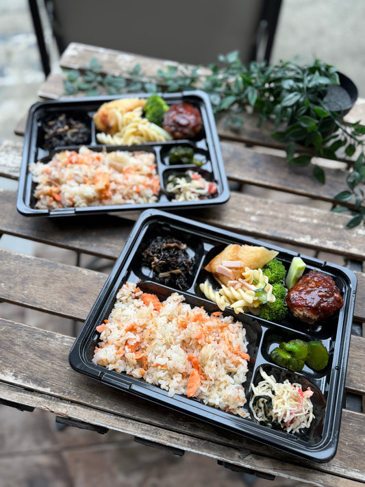【早い者勝ち】日替わり幕内弁当　甘塩鮭の炊き込みごはんとミニハンバーグ&春巻