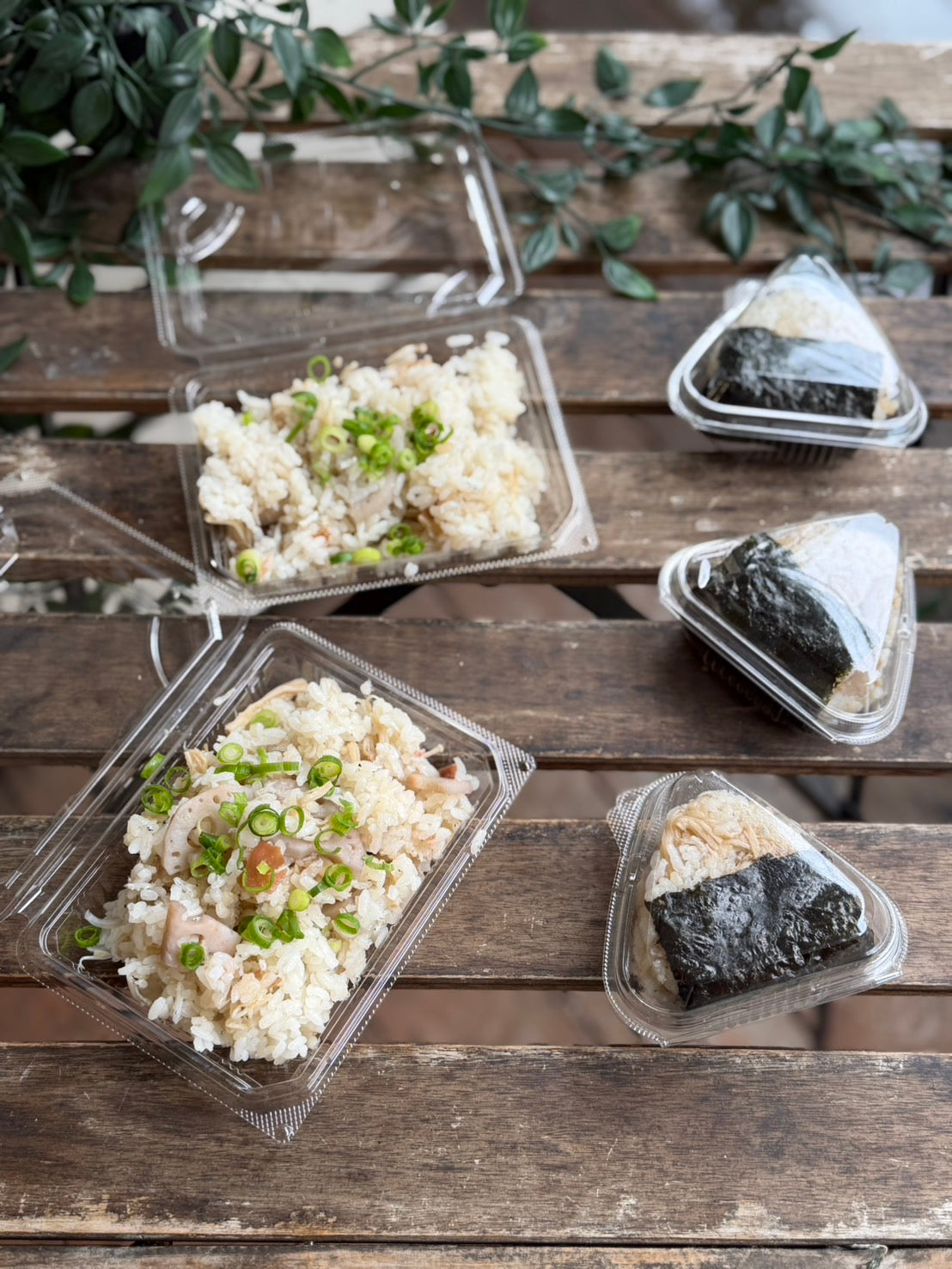 釜揚げしらすの炊き込みごはんのおにぎり