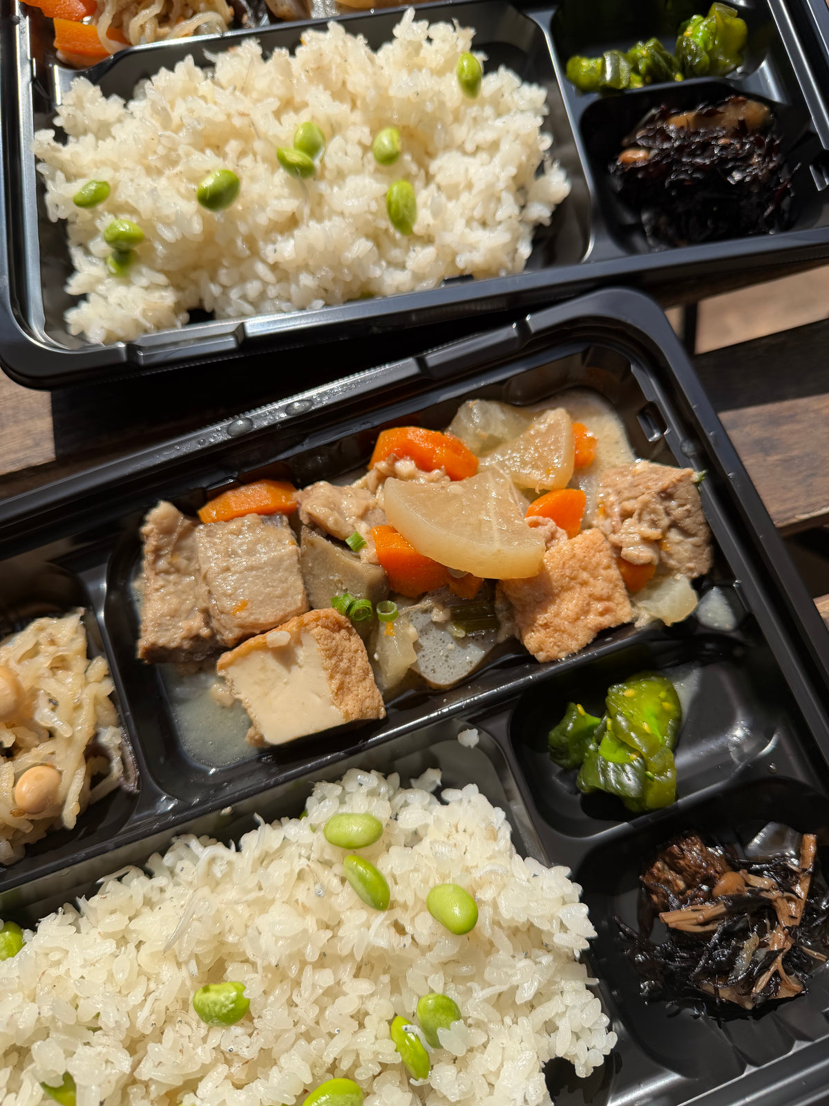 【早い者勝ち】日替わり幕の内　釜揚げしらすの炊き込みごはん　和牛すじ肉のスタミナ味噌煮込み