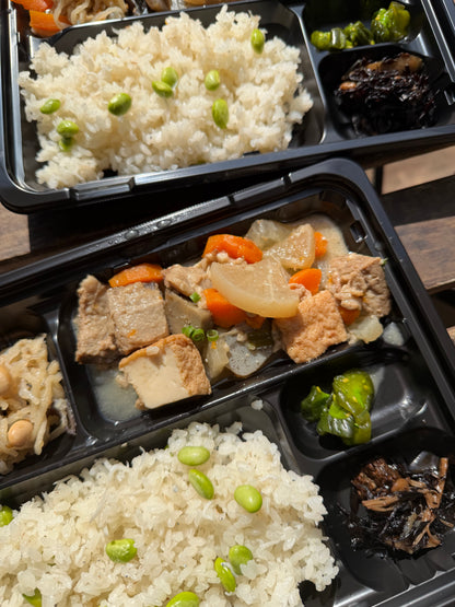 【早い者勝ち】日替わり幕の内　釜揚げしらすの炊き込みごはん　和牛すじ肉のスタミナ味噌煮込み