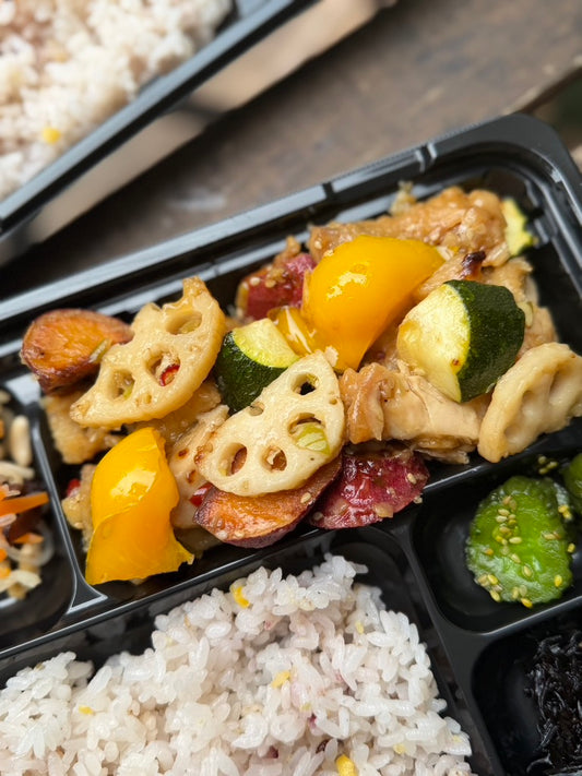 日替わり幕内弁当　雑穀入りご飯と信玄鶏の甘酢炒め