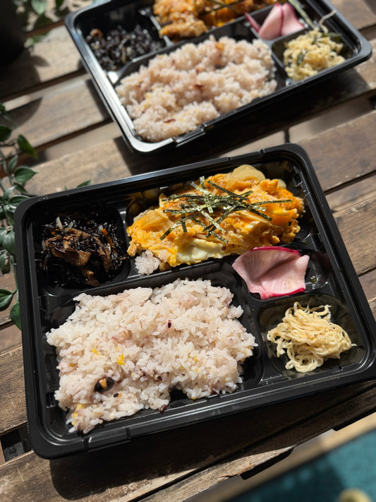 【早い者勝ち】日替わり幕の内　雑穀入りごはんとチキンカツ煮