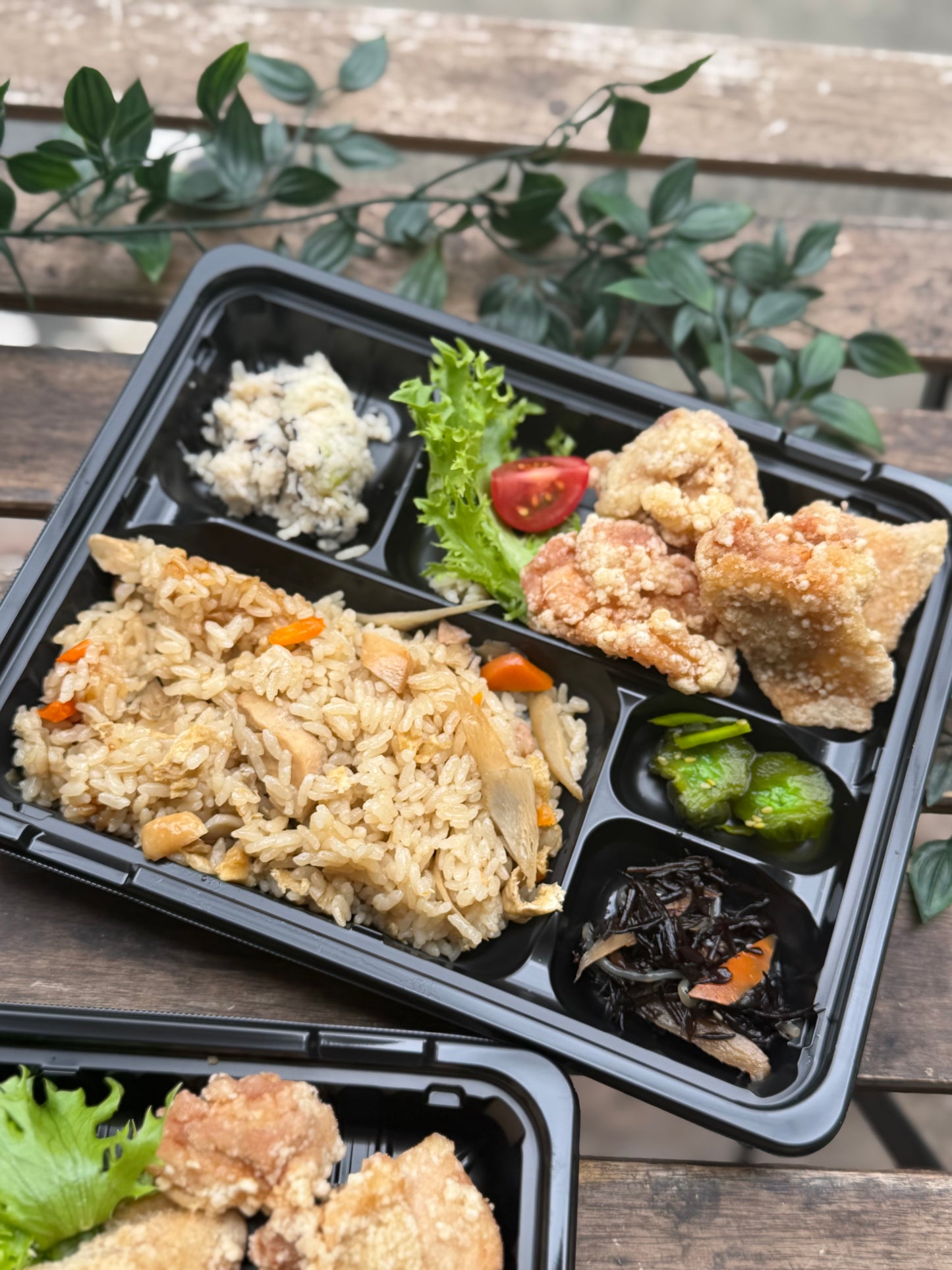 日替わり幕内弁当　信玄鶏の炊き込みごはんと唐揚げ