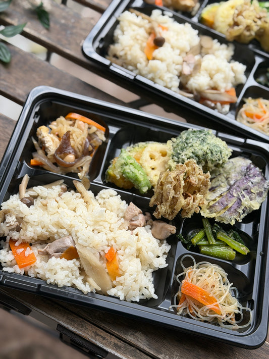 日替わり幕内弁当　信玄鶏の炊き込みごはんと野菜天