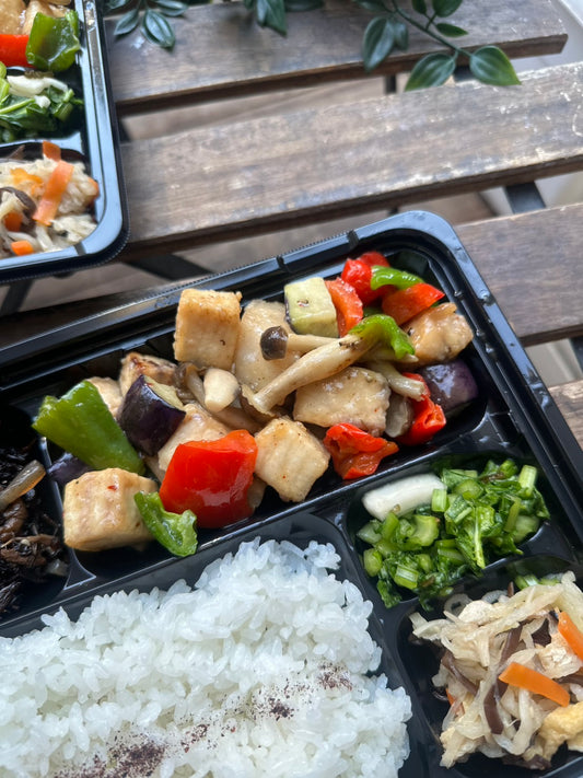 日替わり幕内弁当　メカジキと野菜の塩ダレ炒め