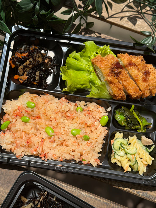 日替わり幕内弁当　サクラエビの炊き込みごはんと熟成とんかつ