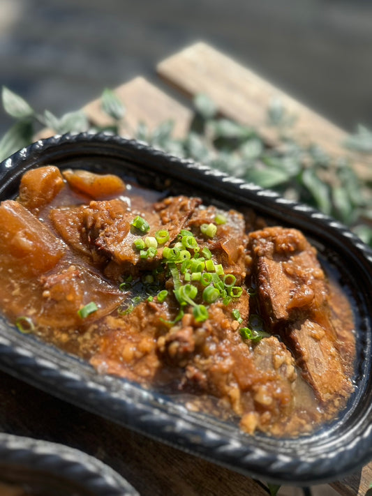 和牛すじ肉の赤ワイン味噌煮込み