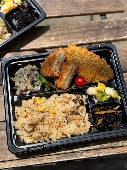 日替わり幕内弁当　ツナと塩昆布の炊き込みごはんとコロッケ、アジフライ