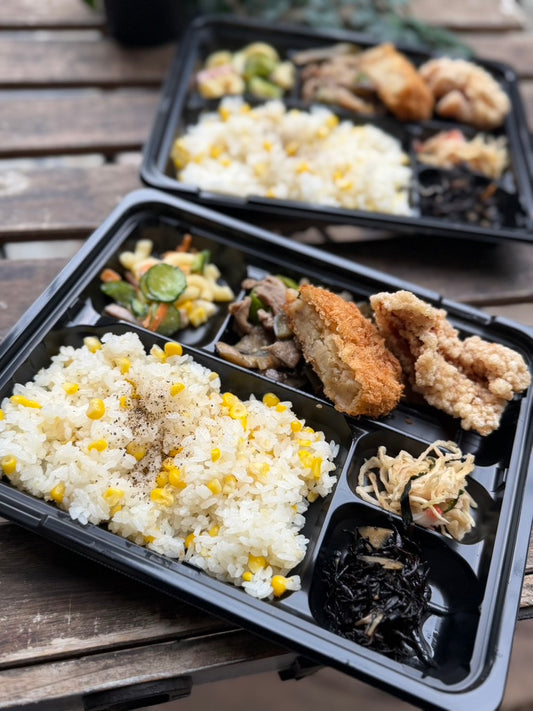日替わり幕内弁当　とうもろこしご飯と肉野菜炒め、唐揚げ、コロッケ