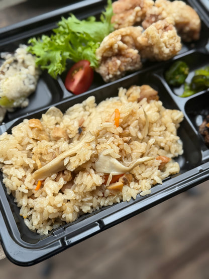 日替わり幕内弁当　信玄鶏の炊き込みごはんと唐揚げ