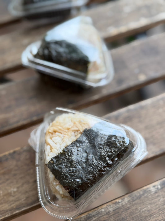釜揚げしらすの炊き込みごはんのおにぎり