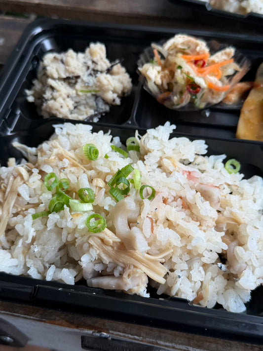 日替わり幕内弁当　釜揚げしらすと梅の炊き込みごはんとサバの味噌煮