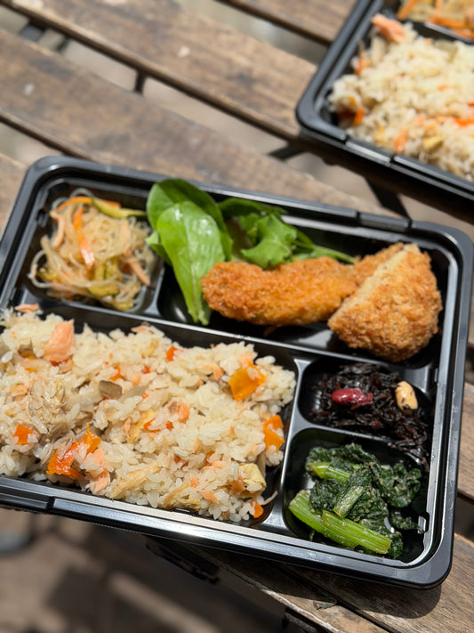 日替わり幕内弁当　自家製塩鮭の炊き込みごはん　ギンダラフライ