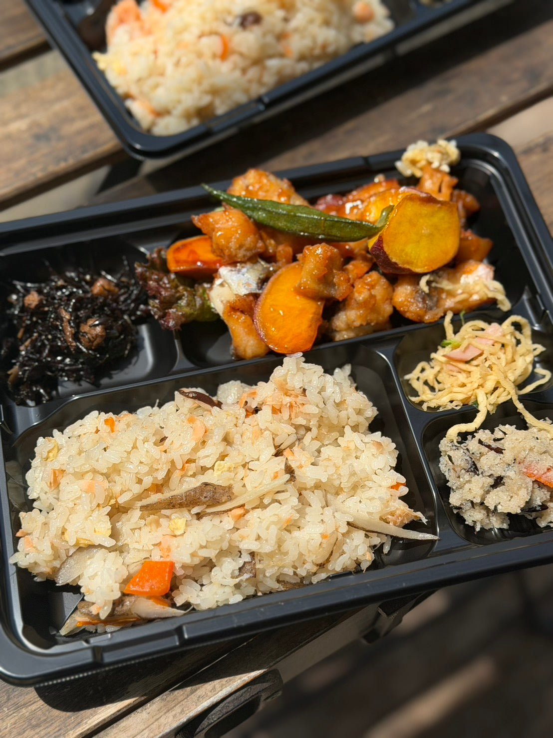 日替わり幕内弁当　自家製塩鮭の炊き込みごはんとサバの甘酢炒め