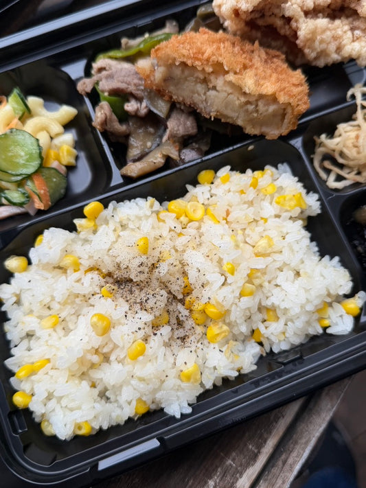 日替わり幕内弁当　とうもろこしご飯と肉野菜炒め、唐揚げ、コロッケ