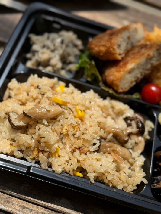 日替わり幕内弁当　ツナと塩昆布の炊き込みごはんとコロッケ、アジフライ