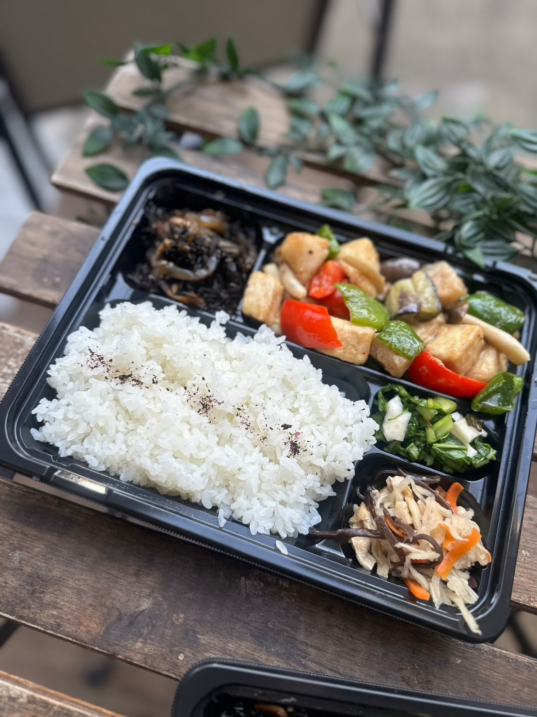 日替わり幕内弁当　メカジキと野菜の塩ダレ炒め