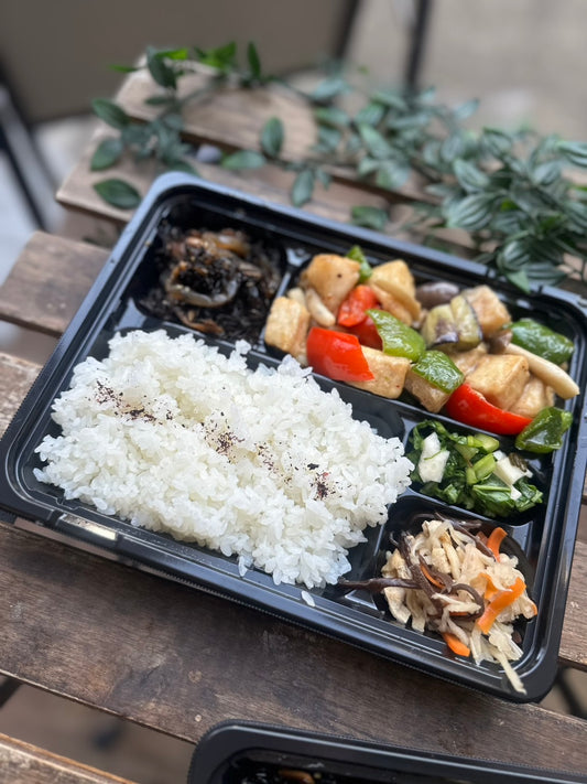 日替わり幕内弁当　メカジキと野菜の塩ダレ炒め